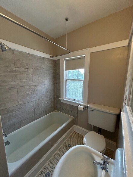 Building Photo - 1933 N Cambridge Ave