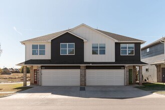 Building Photo - Luxury 3 Bedroom 2.5 Bathroom Townhome in Piedmont Schools (Neighborhood Park)