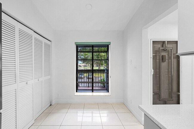 Building Photo - 5054 Golfview Ct