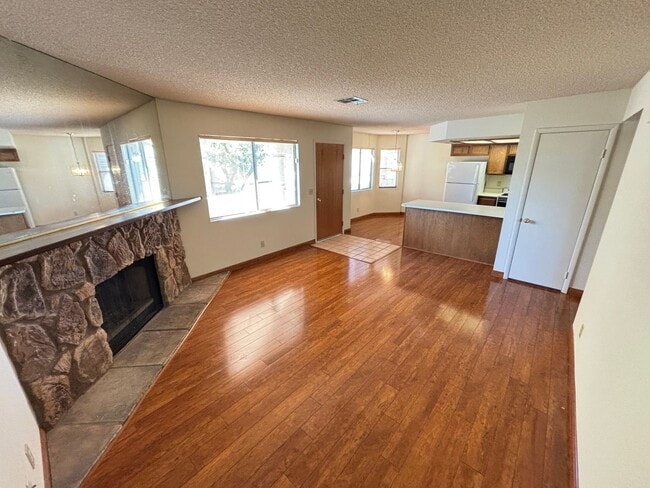 Building Photo - Gorgeous 2BED/2BATH Condo nestled in a Roc...