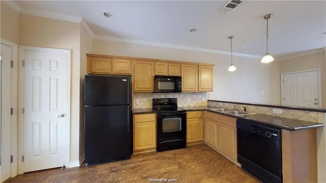 Building Photo - Lakeridge #706