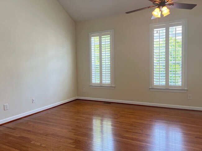 Building Photo - Spacious 3 Bed | 3.5 Bath End Unit Townhom...