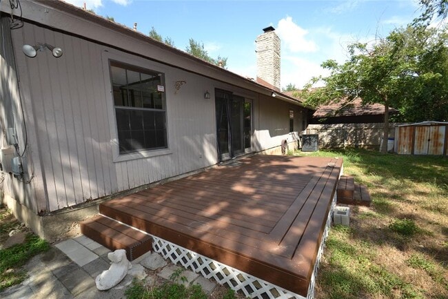 Building Photo - 8833 Tallwood Dr