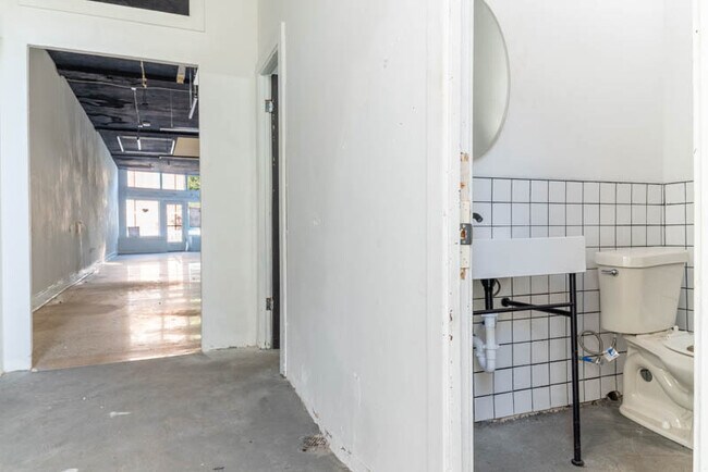 Building Photo - 2505 S Presa St