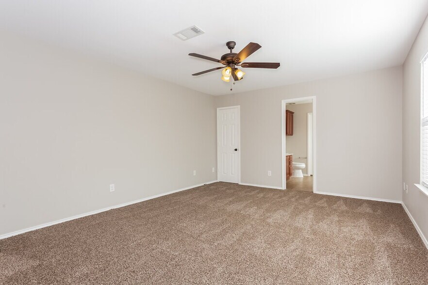 Building Photo - 5828 Ridge Lake Dr