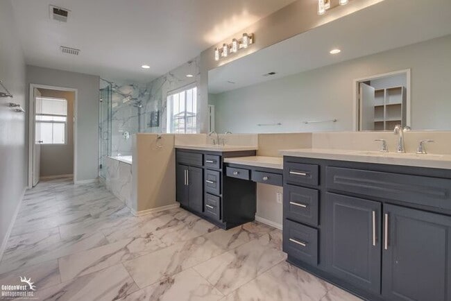 Building Photo - Beautifully 5Bdm 3.5Ba Home in Prime Location