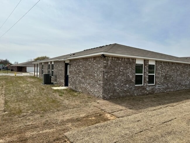Building Photo - 501 W Christopher Dr
