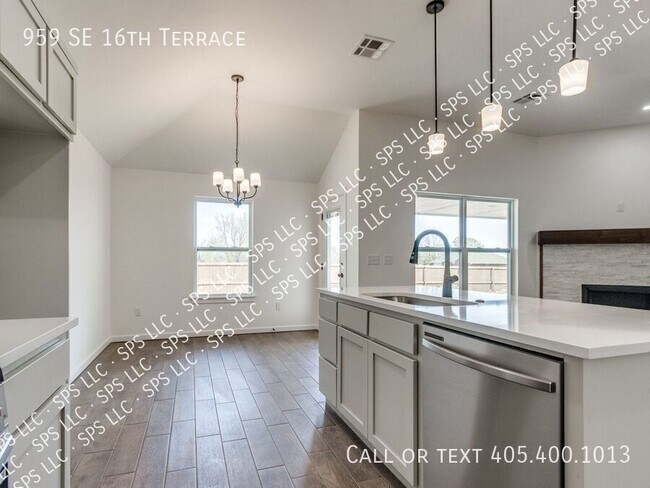 Building Photo - 959 SE 16th Terrace