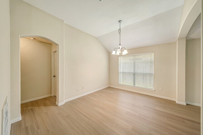 Building Photo - 12810 Lakeshore Dr