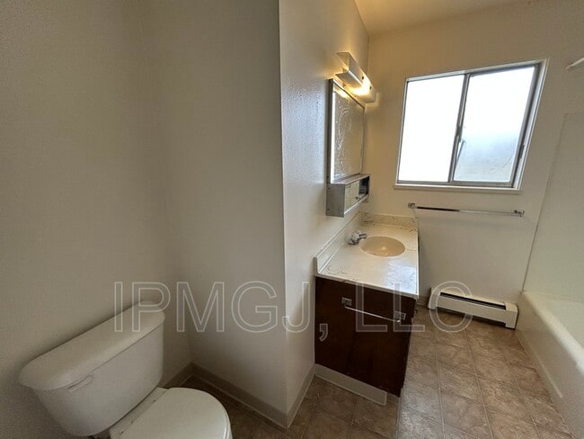 Building Photo - 420 W Kennedy Ave