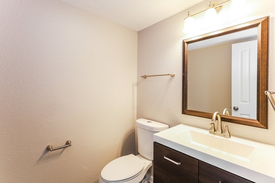 Building Photo - 450 Lake Shore Ct