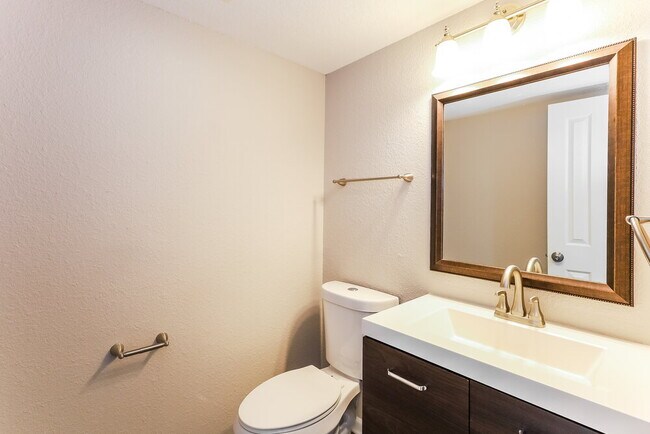 Building Photo - 450 Lake Shore Ct