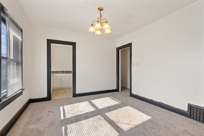 Building Photo - Quaint 1 Bedroom Apartment