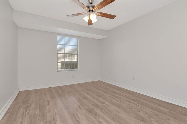 Building Photo - Ground Floor 1 BR + Den in Brandon with Resort Amenities