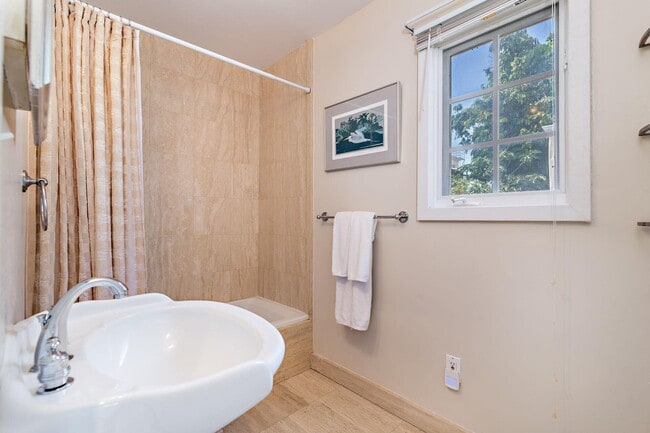 Building Photo - 155 Peruvian Ave