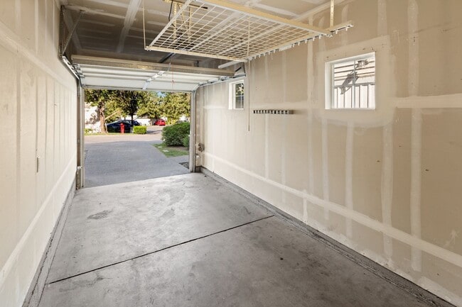 Building Photo - Spacious 3 bed Townhome