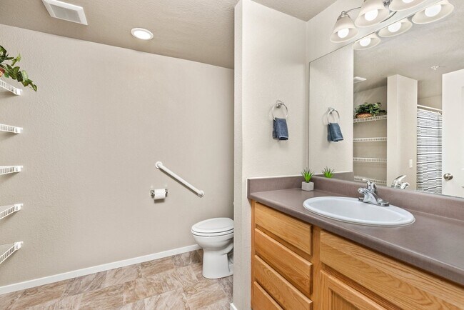 Building Photo - Clean and Modern Ground-Floor Condo with C...