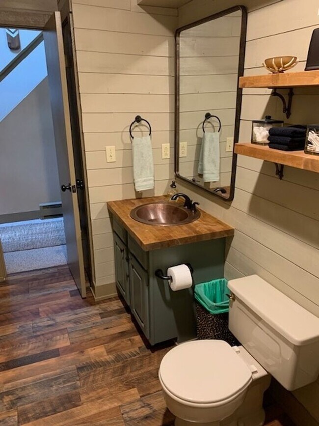 Building Photo - Charming 2BR Townhome in Lake Harmony