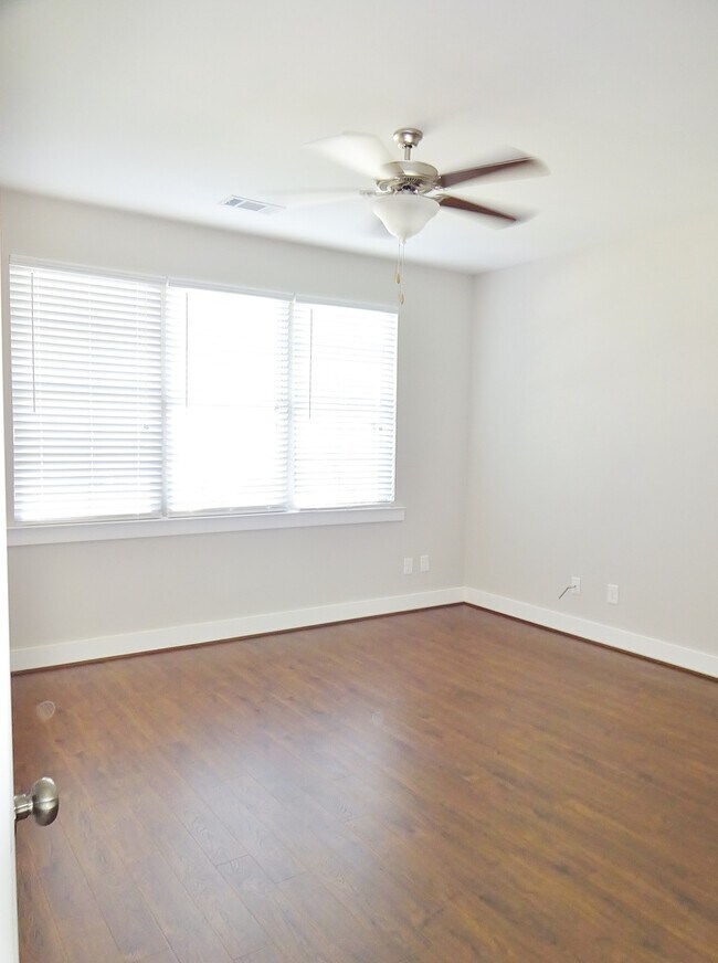 Building Photo - 555 Polo Way