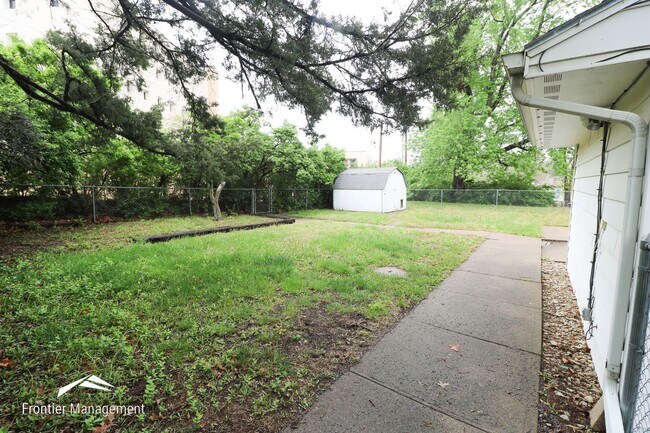 Building Photo - Three Bedroom Home Near Westloop Shopping ...