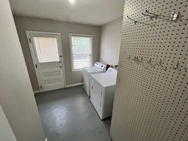 Building Photo - Updated 4 Bed, Across from KSU! Available Aug 1, 2026!