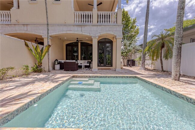 Building Photo - 1206 NE 1st St