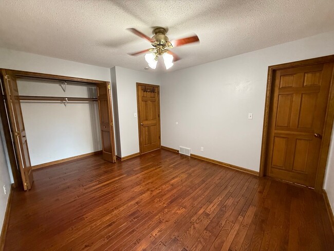 Building Photo - Bloomington 4 Bed 3 Bath SF Home available...