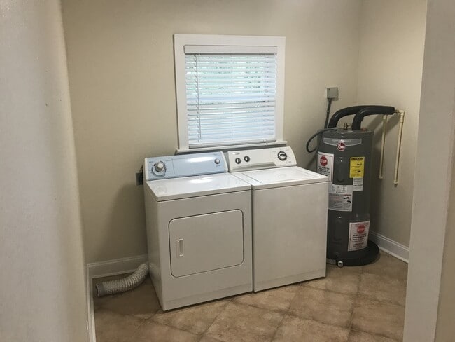 Building Photo - Large Old West Tampa Home