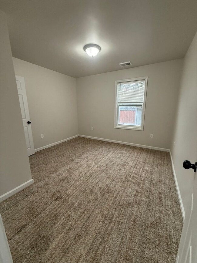 Building Photo - Beautifully updated & in great location