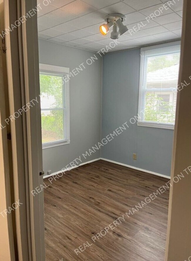 Building Photo - 2823 Garfield Dr