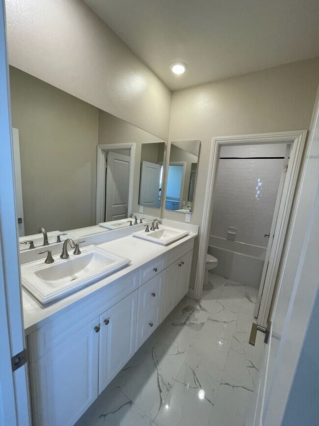 Building Photo - Stunning 4 bedroom home in Vista-With Solar!