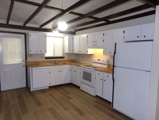 Building Photo - Charming Duplex in Havelock