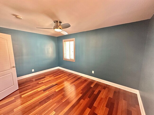 Building Photo - Enchanting Eckington 1 Bedroom Modern Condo w/Washer & Dryer