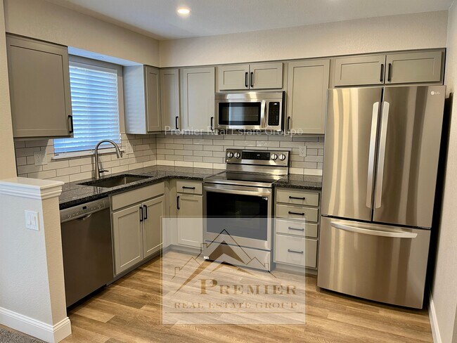 Building Photo - 7905 Lexington Park Dr