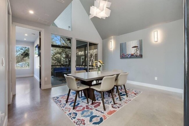 Building Photo - 1802 W 10th St