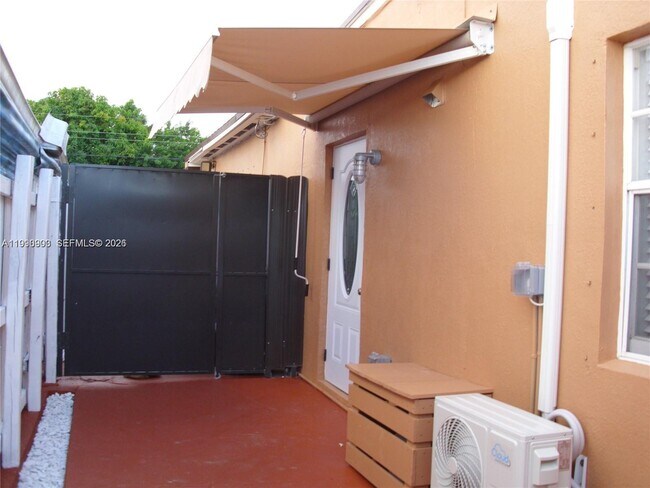 Building Photo - 50 E 43rd St