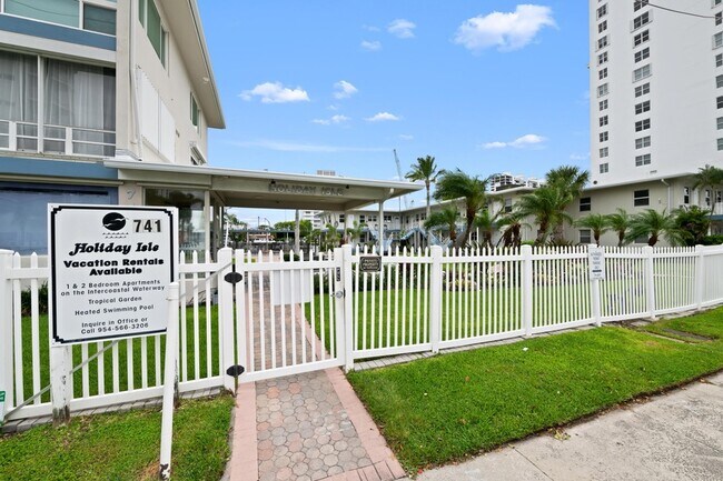 Building Photo - 741 Bayshore Dr