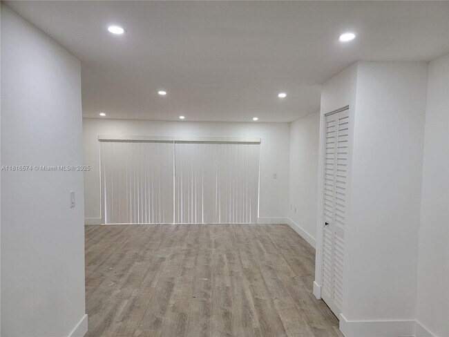 Building Photo - 9371 Fontainebleau Blvd