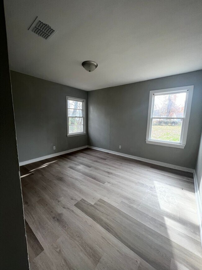 Building Photo - Section 8 Accepted!  MOVE IN Ready! 1/2 Off First Month’s Rent!