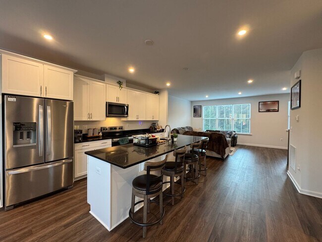 Building Photo - Modern 4 Bed 3.5 Bath Interior Townhome In...