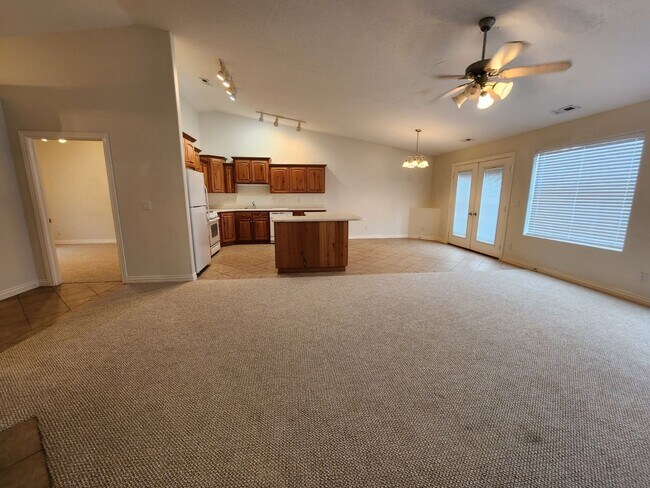 Building Photo - The Seasons @ Mesa Hills 3 bed/2 bath