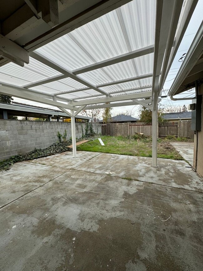 Building Photo - Spacious floor plans 3bedroom, 2bath in a ...