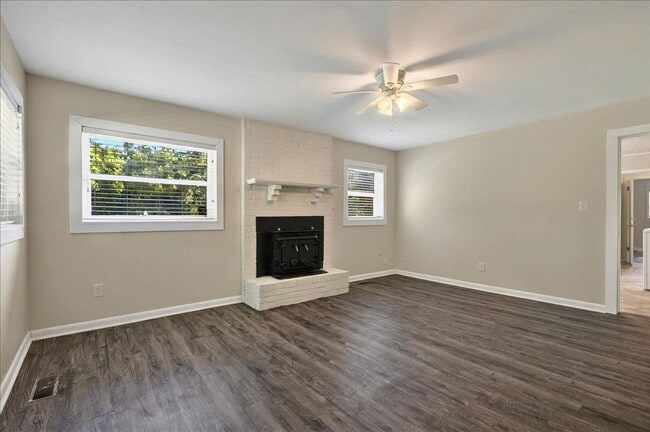 Building Photo - 4 bed 2 bath house, walk to stadium! Available August 2026