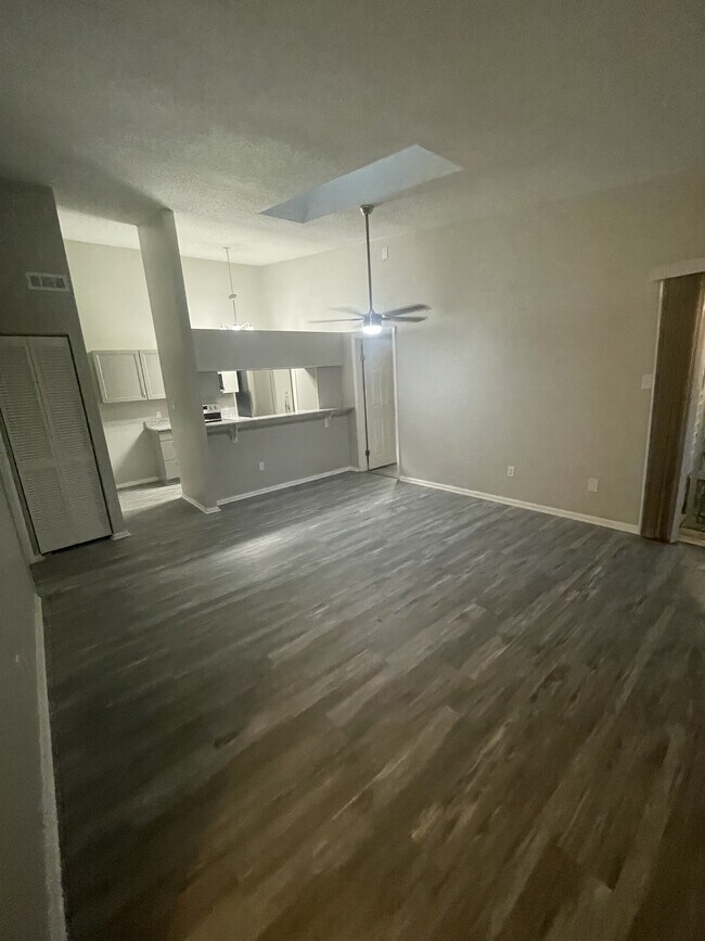 Building Photo - 611 Bluff Ct