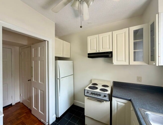 Building Photo - 1/2 MONTH OFF SPECIAL - Dilworth -Historic Myrtle Sq 1 bed 1 bath condo