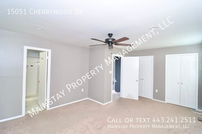 Building Photo - Updated End Unit Townhome W/ Fenced in Yard!