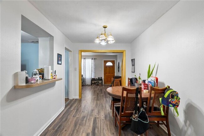 Building Photo - 626 Caddo St