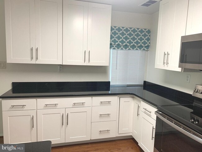 Building Photo - Beautifully updated 2 bd 1 bth patio level condo backing to open area.