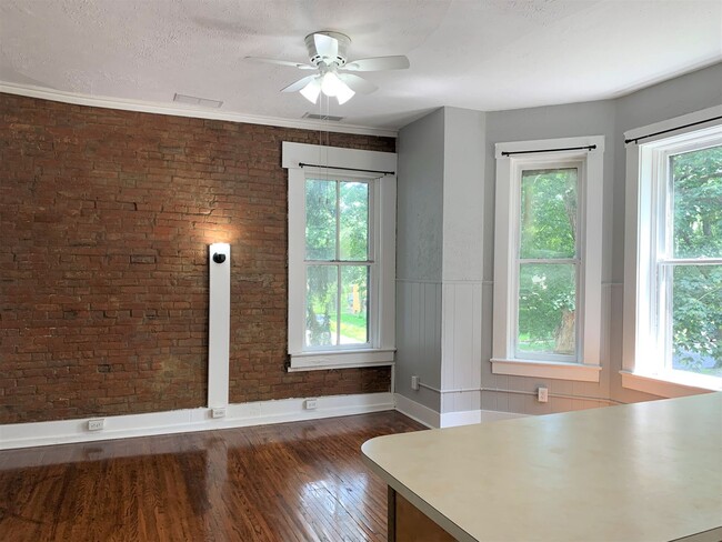 Building Photo - 831 S 6th St