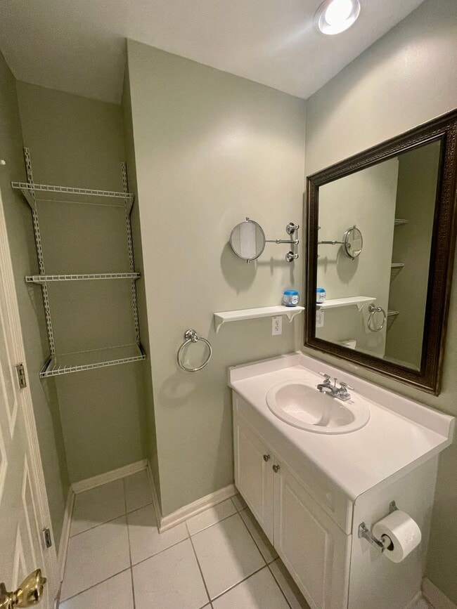 Building Photo - 3 Bedroom, 2 Bath Townhome in Park West of...
